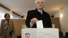 Chorvatský prezident Ivo Josipović vhazuje do volební urhy svůj hlas v referendu o vstupu do Evropské unie