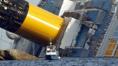 Policejní člun proplouvá kolem havarované lodi Costa Concordia