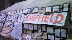 Hlavní stan polepený argumenty hnutí Occupy Sheffield