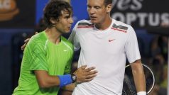 Tomáš Berdych gratuluje Rafalu Nadalovi k postupu do semifinále Australian Open