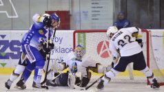 Utkání 1. kola hokejové extraligy mezi HC Kometa Brno a Rytíři Kladno 24. ledna v Brně. Kladenský Jiří Drtina (vpravo) vyráží puk od brankáře Jana Chábery, vlevo je Tomáš Divíšek z Komety