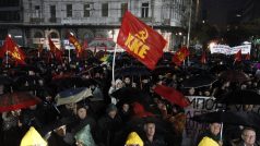 Řekové protestovali v Aténách proti dalším úsporným opatřením.