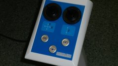 Operatér vše ovládá páčkami na bázi joysticků