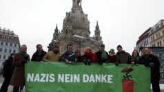 Členové strany Zelených protestují v Drážďanech proti pochodu neonacistů