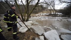 Kvůli rychlému tání se rozvodňují některé menší potoky. Na říčce Balince na Žďársku se ucpalo koryto a voda se rozlila do polí