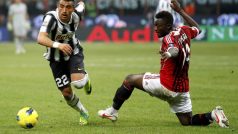 Arturo Vidal (vlevo) z Juventusu obchází Sulleyho Muntariho ve šlágru 25. kola italské Serie A