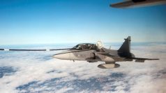 Tankování paliva do letounu JAS 39 Gripen