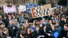 Studenti i pedagogové se sešli k protestu na Palachově náměstí v Praze