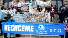 Studenti i pedagogové se sešli k protestu na Palachově náměstí v Praze