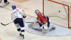 Čtvrtfinále play off hokejové extraligy, 2. zápas, HC ČSOB Pojišťovna Pardubice - HC Vítkovice Steel 9. března v Pardubicích. Útočník Vítkovic Viktor Ujčík proměňuje nájezd na brankáře Dušana Salfického