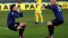 Diego Milito (vlevo) slaví gól do sítě Chieva. Inter Milán zvítězil v Serii A 2:0