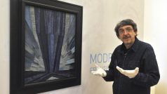 Pracovník galerie Ctirad Janečka a Kupkův obraz Tvar modré