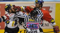 Druhý zápas semifinále play off hokejové extraligy HC ČSOB Pojišťovna Pardubice - Bílí Tygři Liberec 25. března v Pardubicích. Jiří Cetkovský z Pardubic (vpravo) a David Štich z Liberce plus rozhodčí