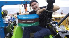 James Cameron drží vlajku společnosti National Geographic, v jejímž jménu sestup uskutečnil