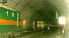 Rychlíky v tunelu dělilo 20 metrů
