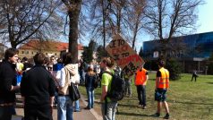 Demonstrace v Jiráskových sadech v Hradci Králové