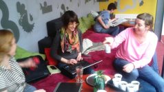 Kristina Řešátková, Lucie Lankašová ze společnosti KOKOZA a Radka Spěváčková z KC Zahrada připravují projekt komunitní zahrady.jpg