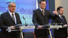 TK po jednání koaličních stran o rozpočtových škrtech a požadavcích VV na změny ve vládě, Karel Schwarzenberg, Petr Nečas a Radek John