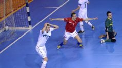 ČR - Slovinsko, odvetné barážové utkání futsalové kvalifikace MS. Autor vítězného gólu Lukáš Rešetár (v červeném) se raduje z postupu českého týmu na mistrovství světa