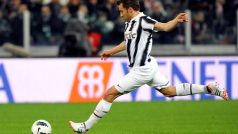 Juventus&#039; Alessandro Del Piero shoots and scores a free kick against Lazio during their Italian Serie A soccer match