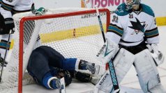 San Jose Sharks goalie Antti Niemi (R) looks back at St. Louis Blues center Vladimir Sobotka, who is upside down in the net, during their NHL Western Conference quarter-final playoff hockey game