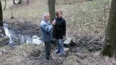 Radka Kvasničková z Českého rozhlasu s pamětníkem Karlem Březinou