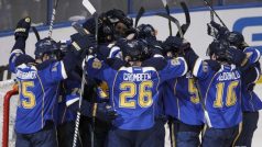 Hokejisté St. Louis se radují z postupu do semiifinále Západní konference NHL