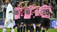 Fotbalisté Juventusu slaví gól do sítě AS Řím. Budou slavit i ligový titul?