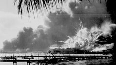 Exploze torpédoborce USS SHAW po zásahu japonským bombardérem, Pearl Harbor