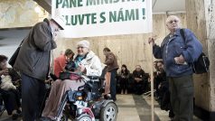 Happening Národní rady osob se zdravotním postižením, zdravotnických odborů a Svazu pacientů ČR s názvem Pane ministře, mluvte s námi.