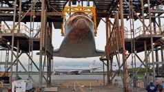 Příprava raketoplánu Discovery na poslední let do muzea ve Washingtonu