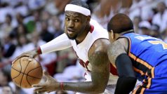 New York Knicks forward Carmelo Anthony (R) defends against Miami Heat forward LeBron James in the first quarter of Game 2 of their first round NBA Eastern Conference basketball playoffs in Miami