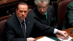 Umberto Bossi (vpravo) s bývalým italským premiérem Silviem Berlusconim na jednání parlamentu