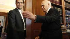 Šéf radikální levice Alexis Tsipras (vlevo) s řeckým prezidentem Papouliasem