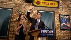 Rick Santorum s dcerou se radují z vítězství v Louisianě