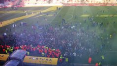 Pod hlavní tribunou se pak fanoušci dožadovali odvolání Jaroslava Hřebíka
