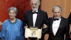 Režisér Michael Haneke (uprostřed) s hlavními představiteli filmu Láska