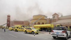 Hasiči se snaží uhasit požár v obchoďním centru Villagio v Dauha