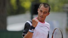 Lukáš Rosol se raduje z povedeného úderu v prvním kole Roland Garros