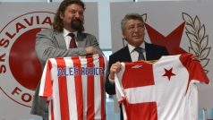 Prezidenti Slavie Aleš Řebíček a Atlétika Madrid Enrique Cerezo Torres si vyměnili dresy svých klubů