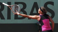 Lucie Hradecká rozčilením háže s raketou v prvním kole Roland Garros