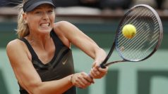 Mária Šarapovová of Russia  returns the ball to Kaia Kanepi of Estonia  during their quarter-final match at the French Open tennis tournament at the Roland Garros stadium in Paris June 6, 2012
