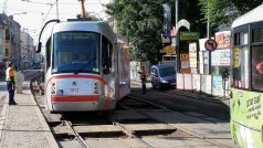 Tramvaje v místě jezdí po jedné koleji