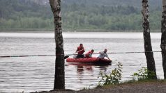 Hledání utonulého v Komárovském rybníku u Branžeže na Mladoboleslavsku