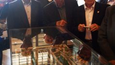 Model stadionu Pacaembu a nad ním zleva pánové Mašek, Masopust a Štibrányi