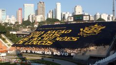 Úžasná choreografie fanoušků Corinthians na stadionu Pacaembu