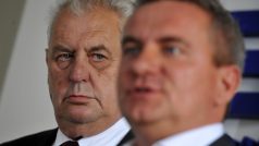 Čestný předseda Strany práv občanů – zemanovců Miloš Zeman (vlevo) a předseda strany Vratislav Mynář dnes oznámili, že získali pro Zemana 50.000 podpisů potřebných k prezidentské kandidatuře