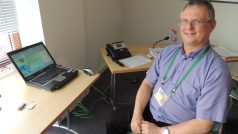Wimbledonský meteorolog Chris Tubbs ve své kanceláři