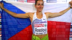 Denisa Rosolová slaví s vlajkou stříbrnou medaili