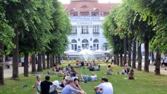 Návštěvníci filmového festivalu odpočívají v parku